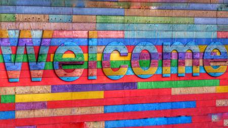 Bunte Wand mit Welcome