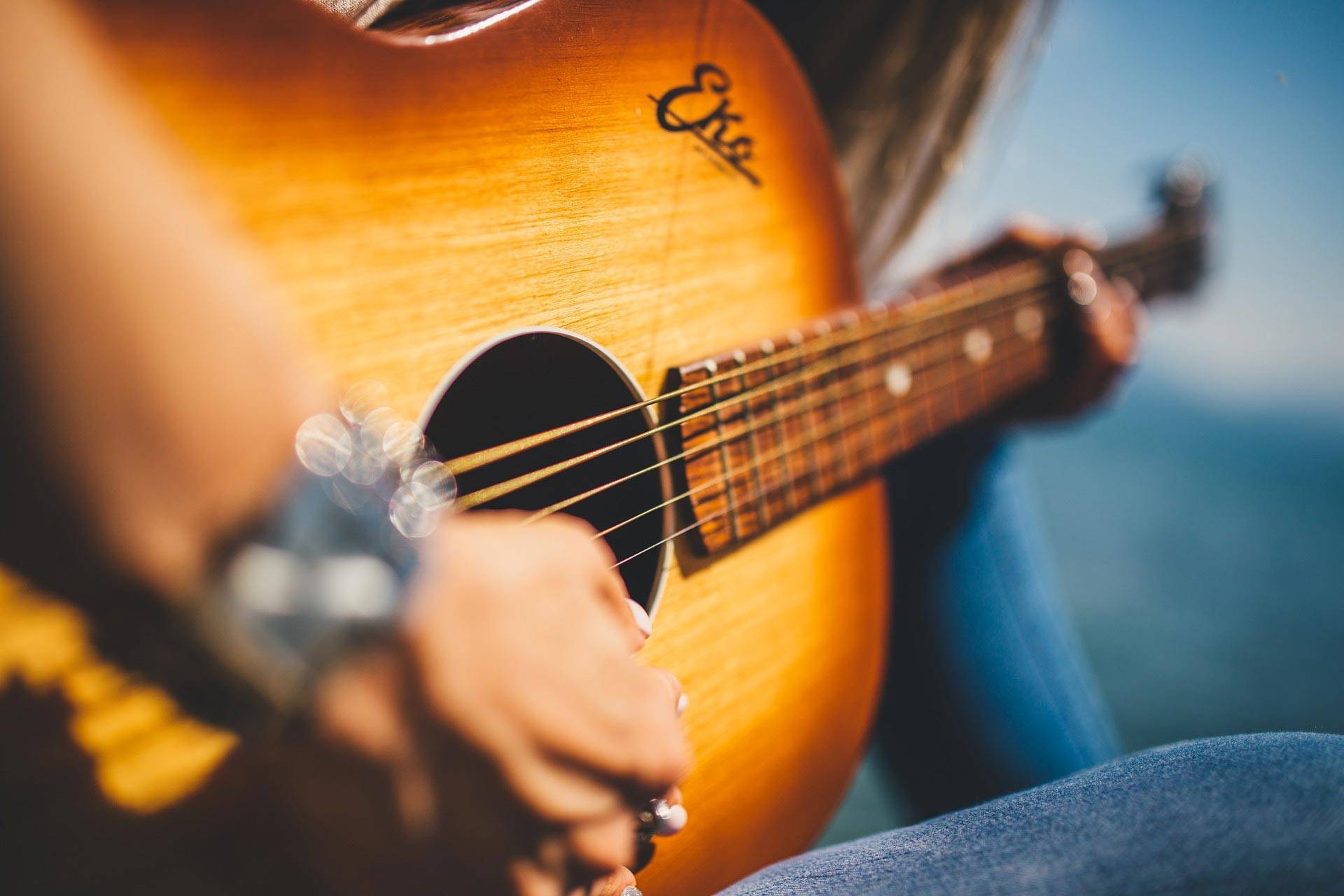 Quelle: pixabay.com / Foundry, https://pixabay.com/de/photos/gitarre-musik-weiblich-m%C3%A4dchen-839168/ Gitarre wird gespielt